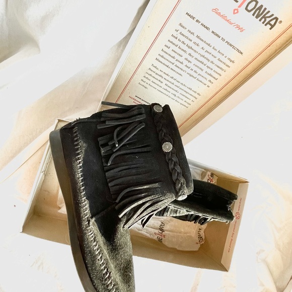 Minnetonka Women’s 5 Angle Height Zip Moccasins Black Suede in Original Box - Picture 4 of 6